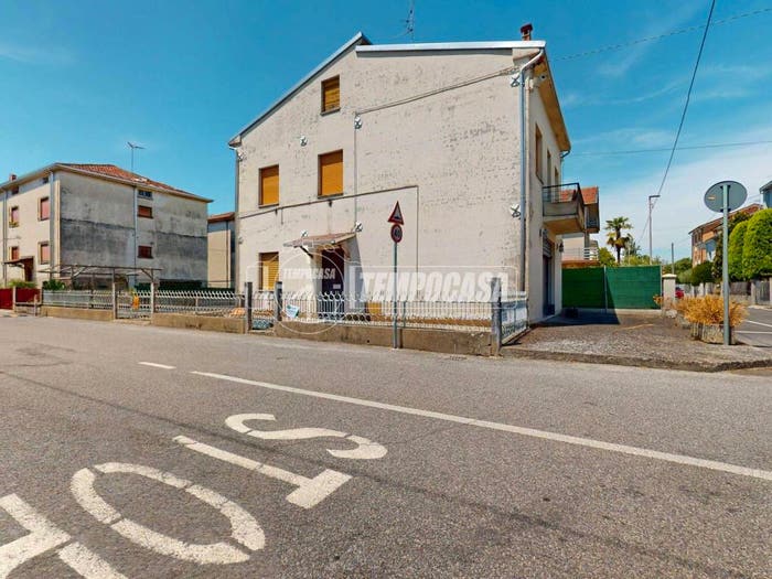 Casa quadrilocale in vendita in Via Alessandro Manzoni, Centro, Guastalla