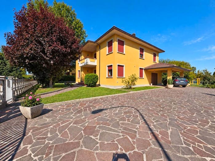 Casa con 6 locali in vendita in Via Partigiani d'Italia, Basilicagoiano, Montechiarugolo