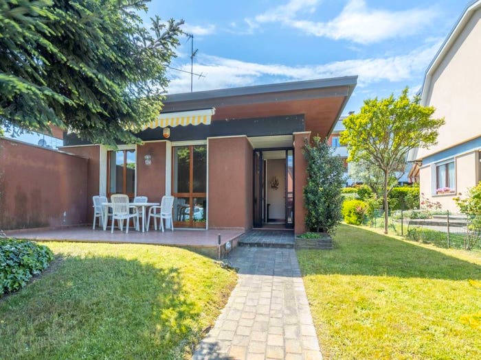 Casa quadrilocale in vendita in Viale Monte Resegone, Centro, Arese