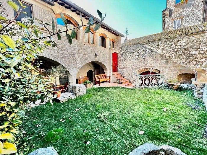 Casa trilocale in vendita in Via Bernardo da Quintavalle, Centro Storico, Assisi