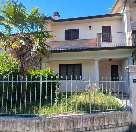 Casa con 6 locali in vendita in Viale Don Bosco, Centro, Gualdo Tadino