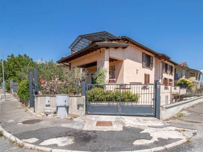 Casa con 6 locali in vendita in Via Ettore Franceschini, Centro, Contigliano