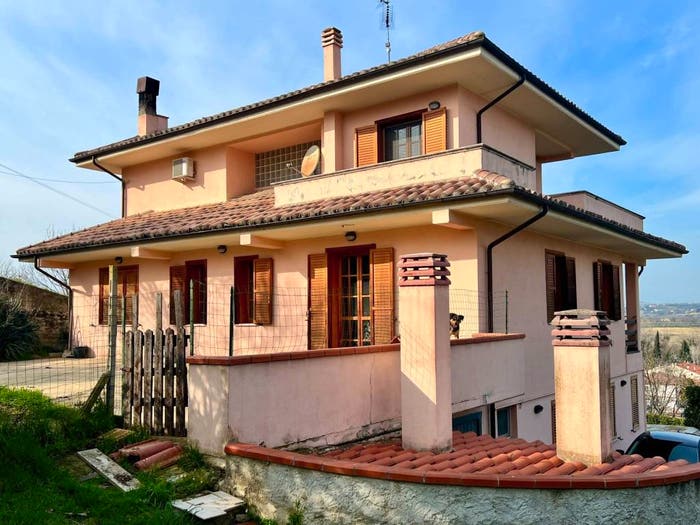 Casa con 6 locali in vendita in Strada per Popoli, Brecciarola, Chieti