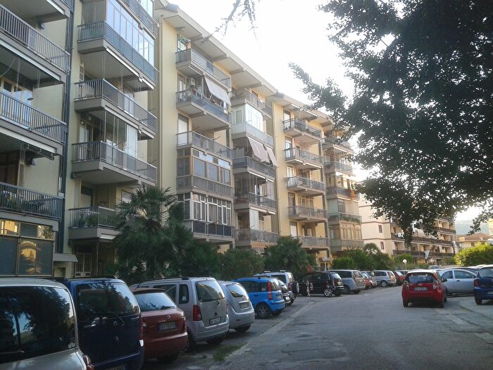 Appartamento con 5 locali in vendita in Via Eleuterio Ruggiero, Caserta