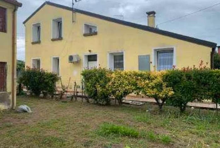Appartamento quadrilocale in vendita in Via Giacomo Leopardi, Menà, Castagnaro