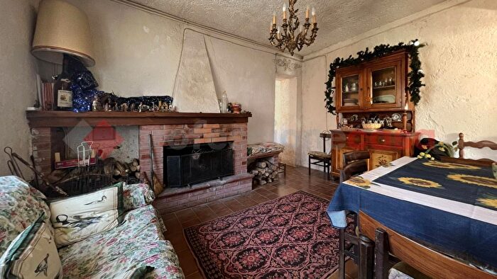 Casa con 7 locali in vendita in Via Vianova Snc, Careggine