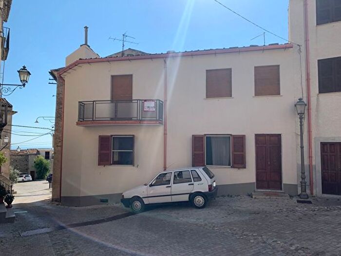 Casa con 5 locali in vendita in Piazza Santa Domenica a, Longobardi