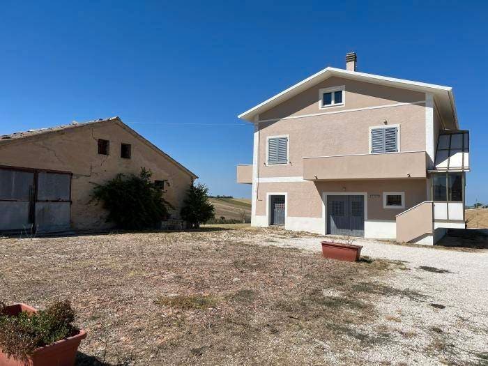 Casa con 6 locali in vendita in Frazione Montale, Arcevia