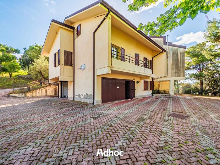 Casa con 6 locali in vendita in Via Magenta, Montelabbate