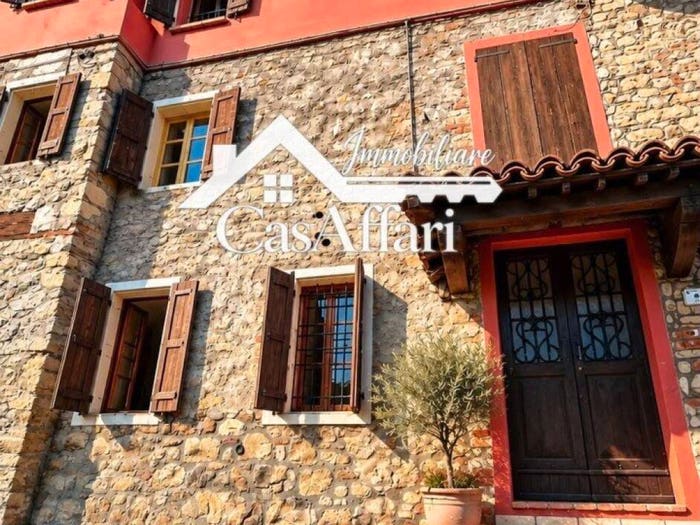 Casa trilocale in vendita in Via Montecchio, Centro, Baiso