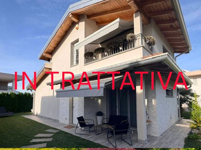 Casa quadrilocale in vendita in Via Cavallina, Uggiate Trevano, Uggiate con Ronago