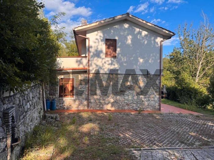 Casa con 6 locali in vendita in Cervaro