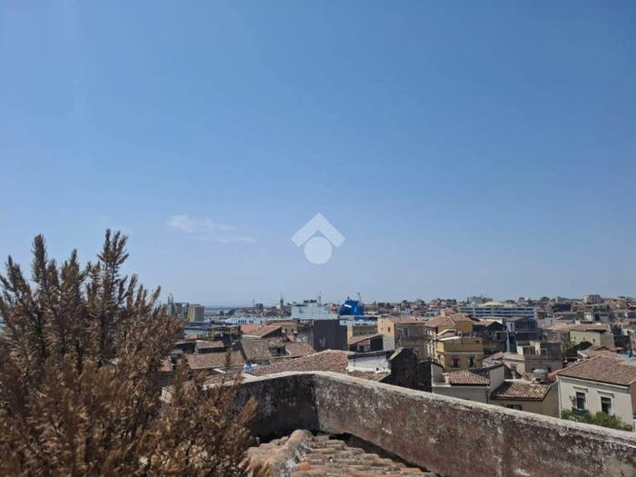 Appartamento con 5 locali in vendita in Via Porta di Ferro, Centro Storico, Catania