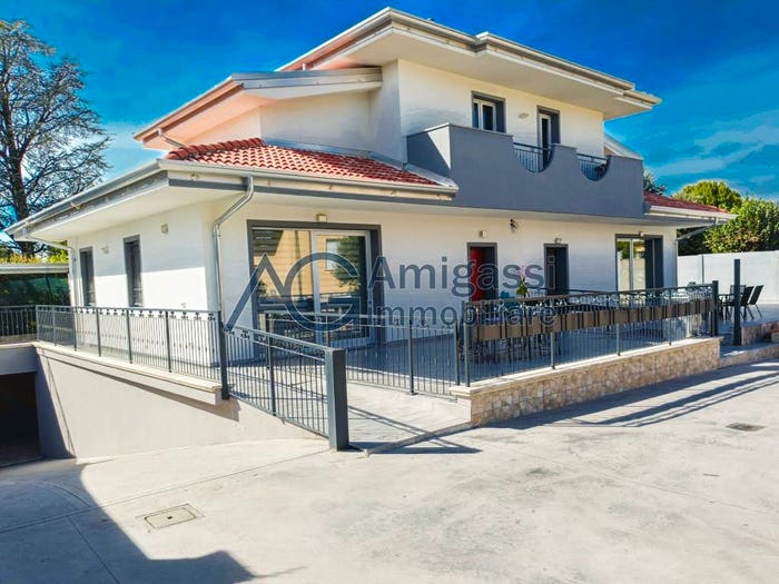 Appartamento con 6 locali in vendita in Vicolo Pace, Centro, Urgnano