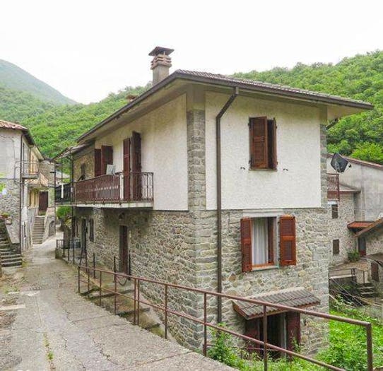 Casa con 6 locali in vendita in Via Coldilana, Bagnone