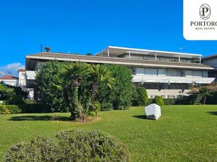 Appartamento quadrilocale in vendita in Viale Ammiraglio Morin G, Centro, Forte dei Marmi
