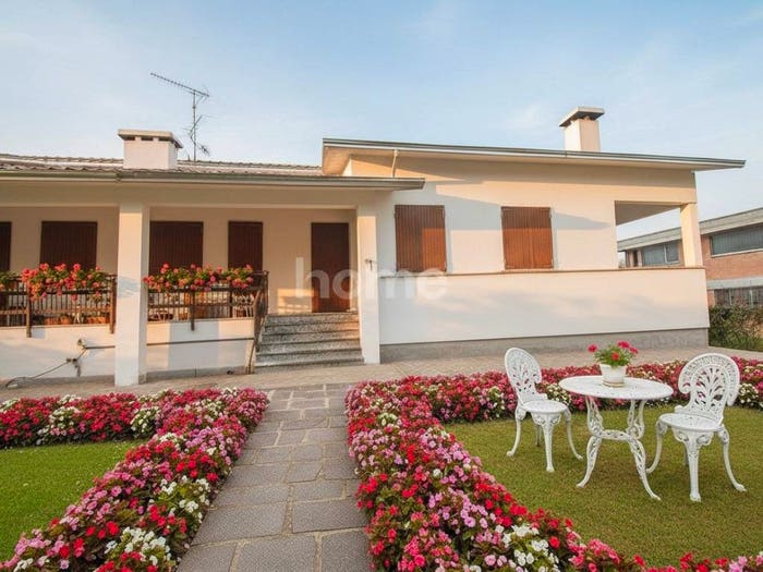 Casa con 6 locali in vendita in Via Vittorio Emanuele II, Centro, Albinea