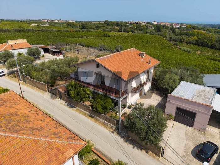 Casa con 6 locali in vendita in Via Colle di Campli, Centro, Tollo