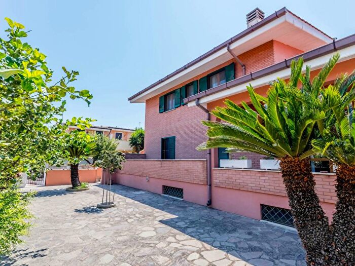 Casa quadrilocale in vendita in Via Mar Nero, Torvaianica Alta, Pomezia