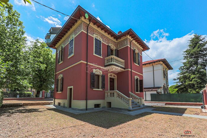 Casa con 10 locali in vendita in Forli'