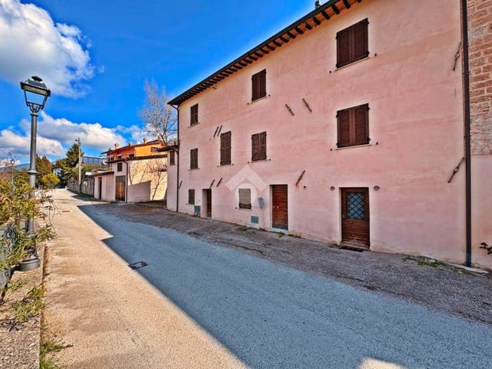 Casa con 6 locali in vendita in Str Corcia Petroia, Gualdo Tadino