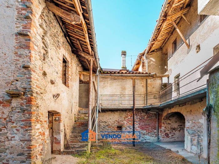 Casa con 6 locali in vendita in Via Principe Amedeo, Centro, Farigliano