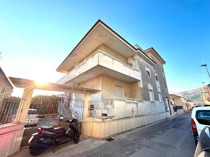 Casa con 6 locali in vendita in Via Siracusa, Mondragone