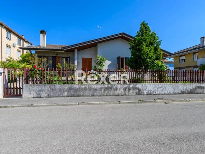 Casa con 6 locali in vendita in Via Claudio Claudiano, Centro, Abano Terme