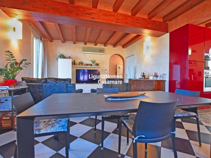 Casa con 6 locali in vendita in Lungomare Nazario Sauro, Centro, Loano