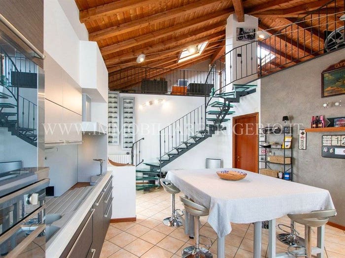 Appartamento trilocale in vendita in Via Alberto Abate, Centro, Pontida