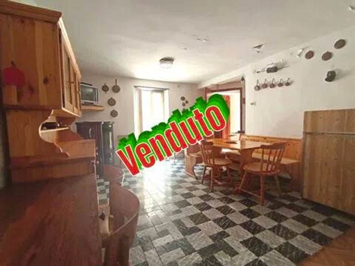 Appartamento trilocale in vendita in Rezzo No Number, Centro, Rezzo