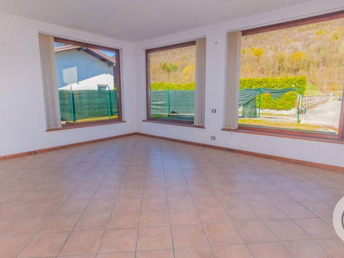 Casa con 6 locali in vendita in Via Provinciale snc, Rancio Valcuvia