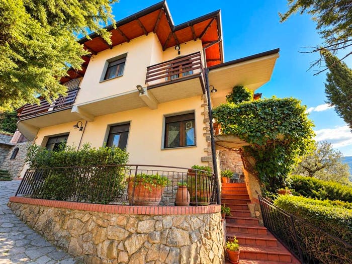 Casa con 6 locali in vendita in Reggello