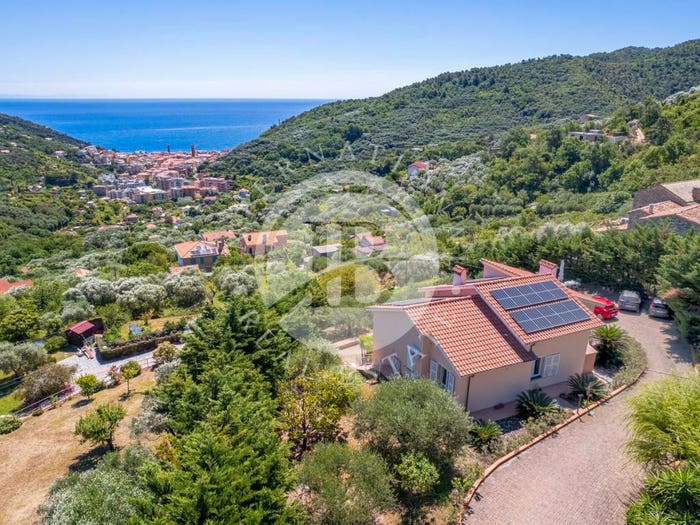Casa con 6 locali in vendita in Noli