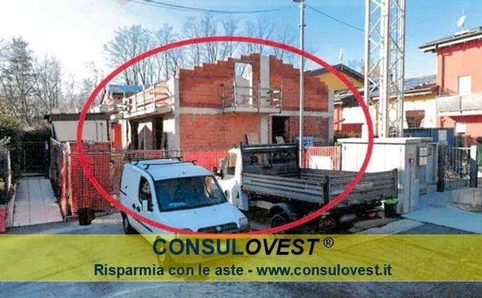 Casa con 6 locali in vendita in Via Camillo Benso di Cavour, Faloppio