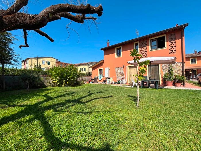 Casa quadrilocale in vendita in Tempagnano Picciorana, Lucca