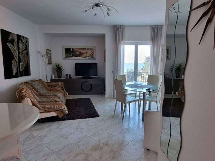 Appartamento trilocale in vendita in via Vittorio Emanuele, Centro, Bordighera