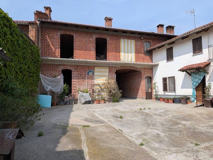 Casa con 6 locali in vendita in Via Marchesi Roero, Cortanze