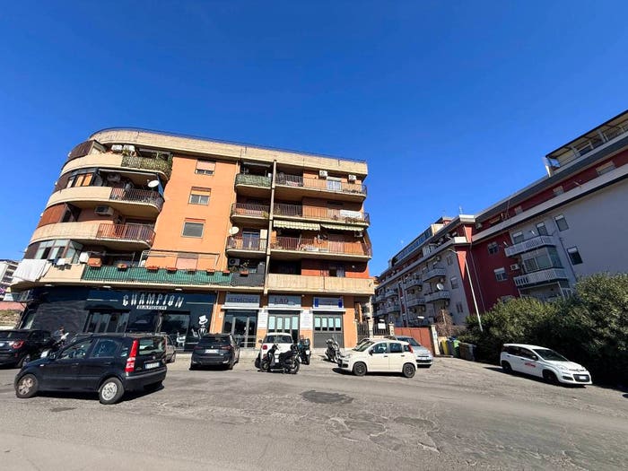 Appartamento con 6 locali in vendita in Piazza Gaetano Marletta, Rapisardi, Catania