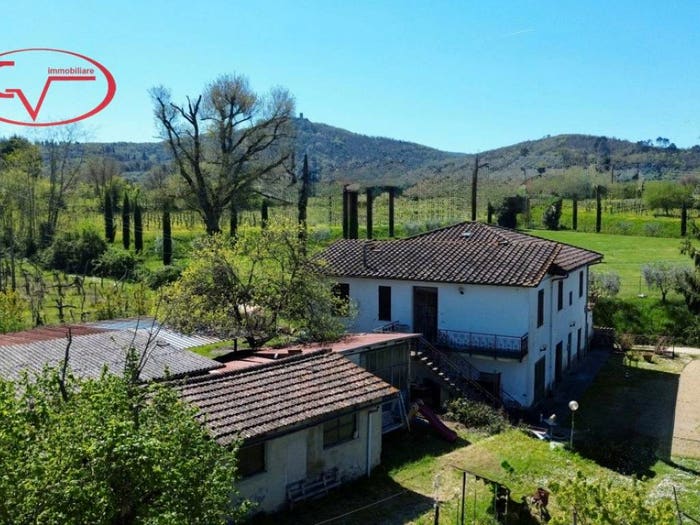 Casa con 6 locali in vendita in Strada Comunale di Mercatale, Bucine