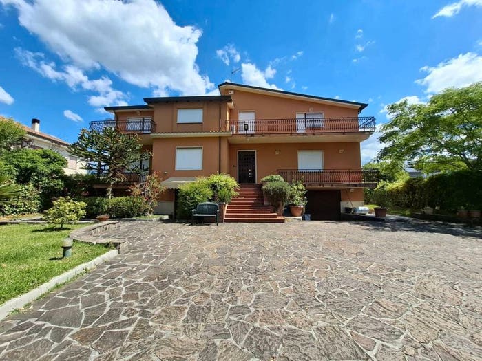 Casa con 6 locali in vendita in VIA CAMPO LA GUZZA, Centro, Broccostella