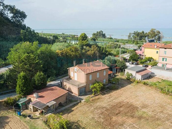 Casa con 6 locali in vendita in Contrada Cantagallo, Fermo