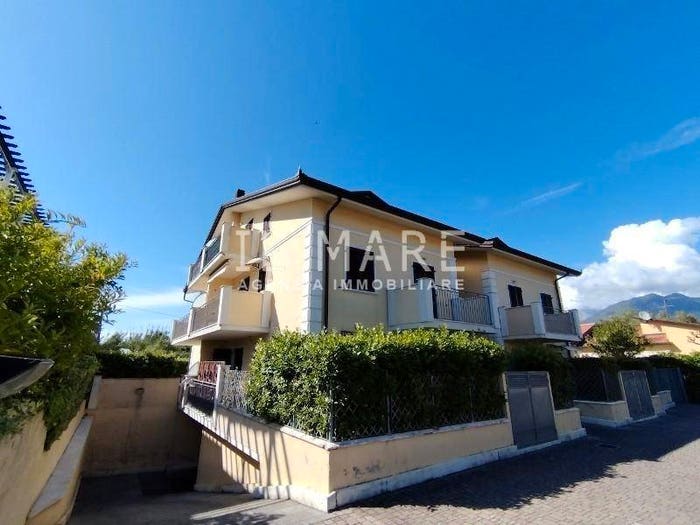 Appartamento trilocale in vendita in Marina di Massa Centro, Massa