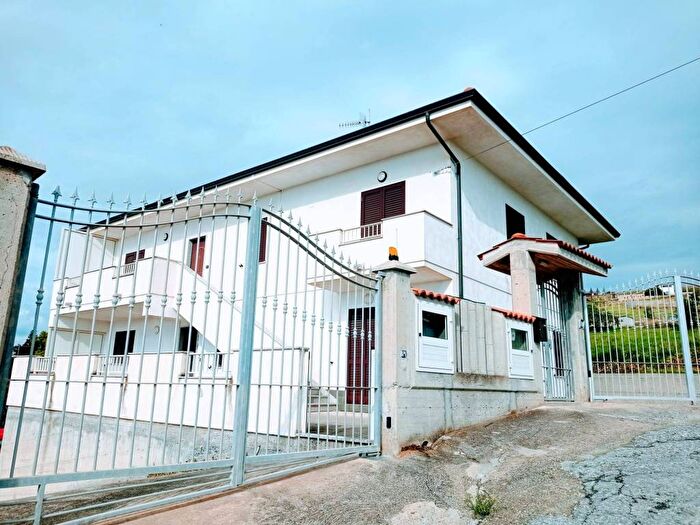 Casa con 6 locali in vendita in Via Guardia, Riace Marina, Riace