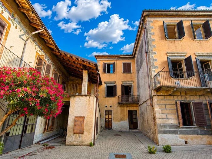 Casa con 6 locali in vendita in La Morra