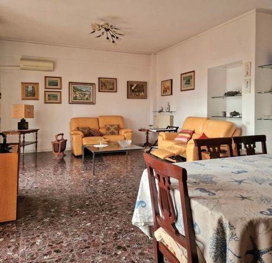 Appartamento con 6 locali in vendita in Marina di Massa Centro, Massa