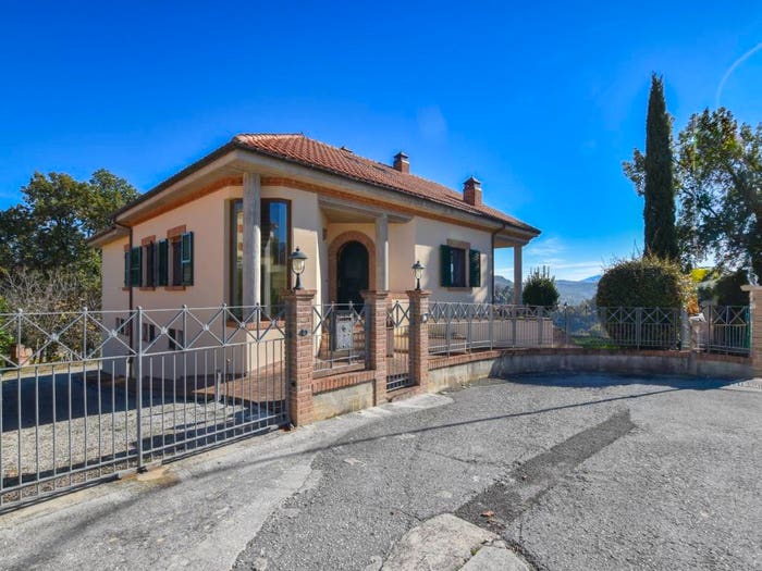 Casa con 6 locali in vendita in Villa Rustici, Amandola
