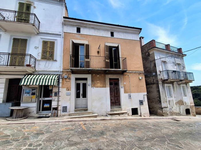 Casa quadrilocale in vendita in Piazza Bucciante, Centro, Ari
