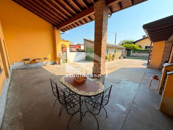 Casa con 6 locali in vendita in Via Roma, Izano