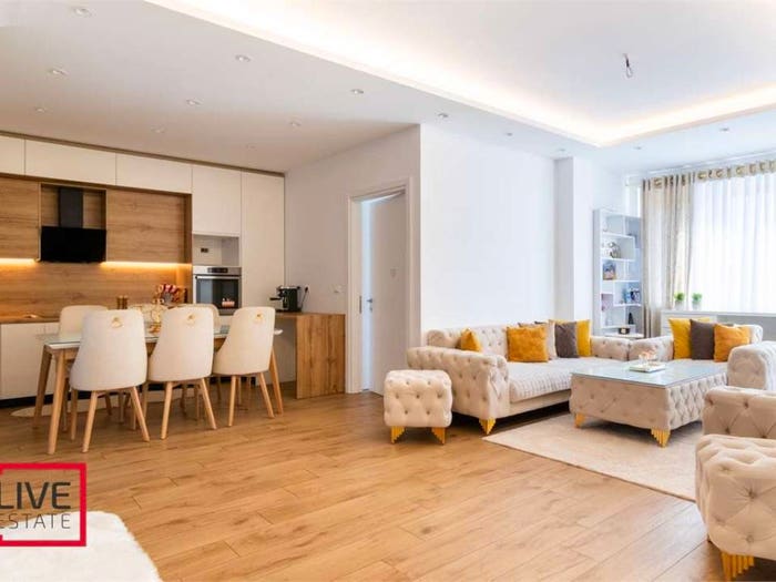 Appartamento quadrilocale in vendita in via delle corse, Centro, Merano